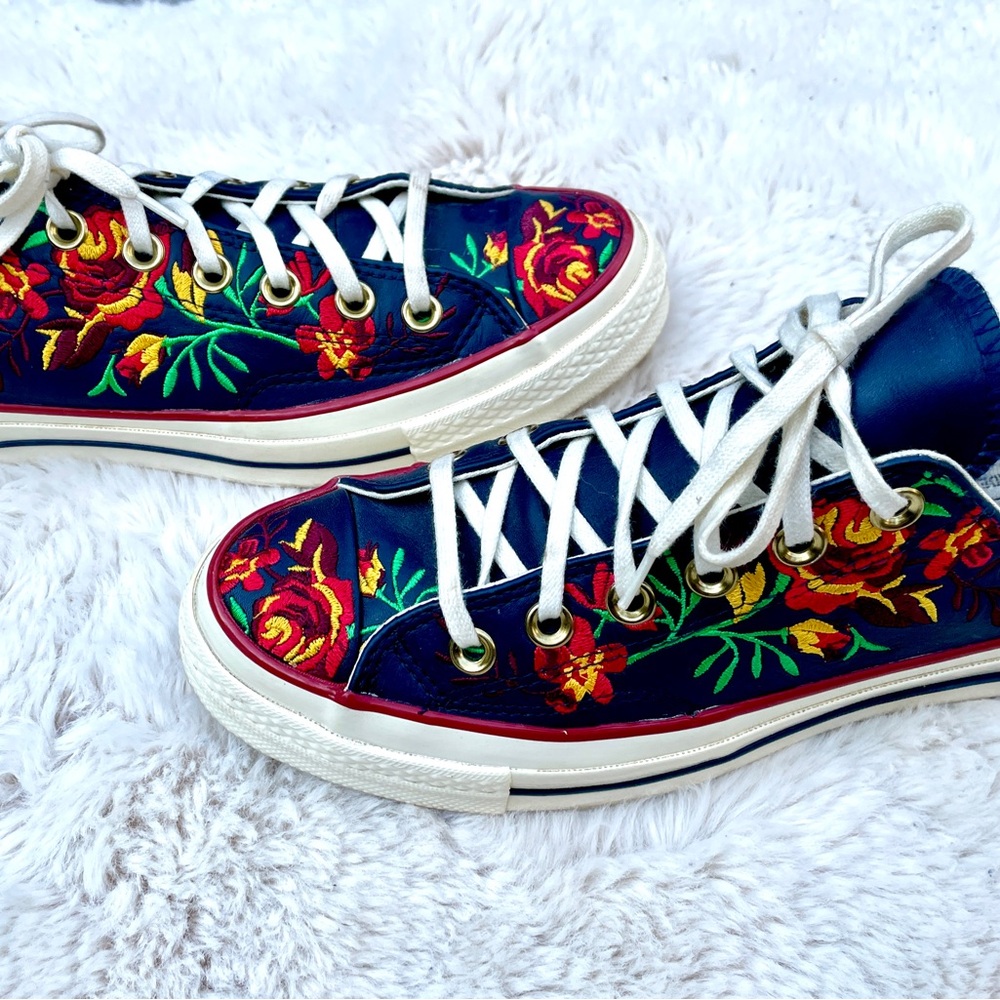 Converse ladies navy blue leather floral embroidered sneakers, sz 8